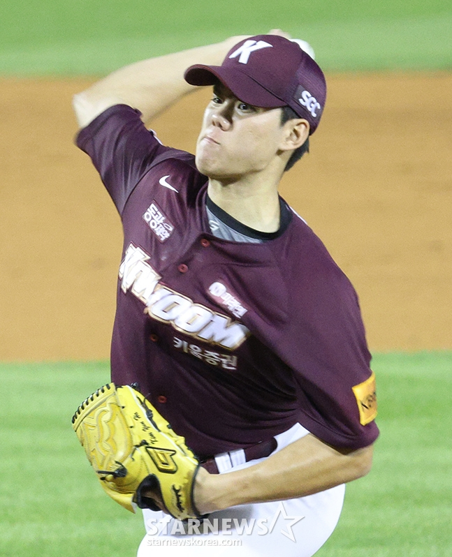 '2024 신한 SOL Bank KBO' 두산-키움전이 25일 서울 잠실야구장에서 열렸다. 키움 선발 김윤하가 역투하고 있다. /사진=김진경 대기자