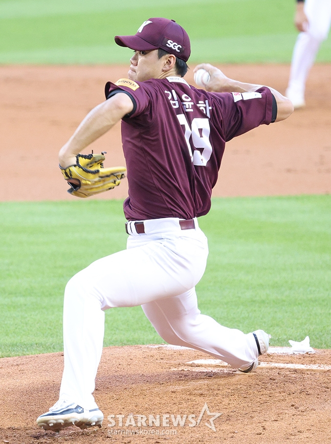 '2024 신한 SOL Bank KBO' 두산-키움전이 25일 서울 잠실야구장에서 열렸다. 키움 선발 김윤하가 역투하고 있다. /사진=김진경 대기자