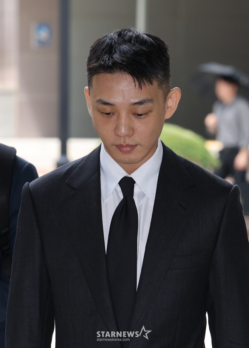 (서울=뉴스1) 신웅수 기자 = 마약 투약 혐의를 받는 배우 유아인(본명 엄홍식)이 24일 오후 서울 서초구 서울중앙지법에서 열린 공판에 출석하고 있다. 유아인은 지난 2020년 9월부터 2022년 3월까지 미용 시술을 위한 수면 마취를 가장하는 방식 등으로 181차례에 걸쳐 프로포폴 등을 상습 투약한 혐의를 받고 있다. 2024.7.24/뉴스1 Copyright (C) 뉴스1. All rights reserved. 무단 전재 및 재배포, AI학습 이용 금지. /사진=(서울=뉴스1) 신웅수 기자