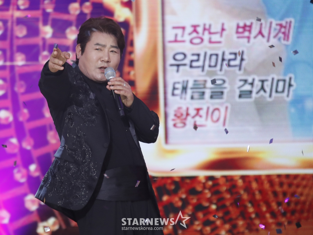 (서울=뉴스1) 권현진 기자 = 가수 진성이 12일 오후 서울 마포구 상암동 SBS 프리즘타워에서 열린 '트롯뮤직어워즈 2024'에서 화려한 무대를 선보이고 있다. 2024.4.12/뉴스1 Copyright (C) 뉴스1. All rights reserved. 무단 전재 및 재배포, AI학습 이용 금지. /사진=(서울=뉴스1) 권현진 기자