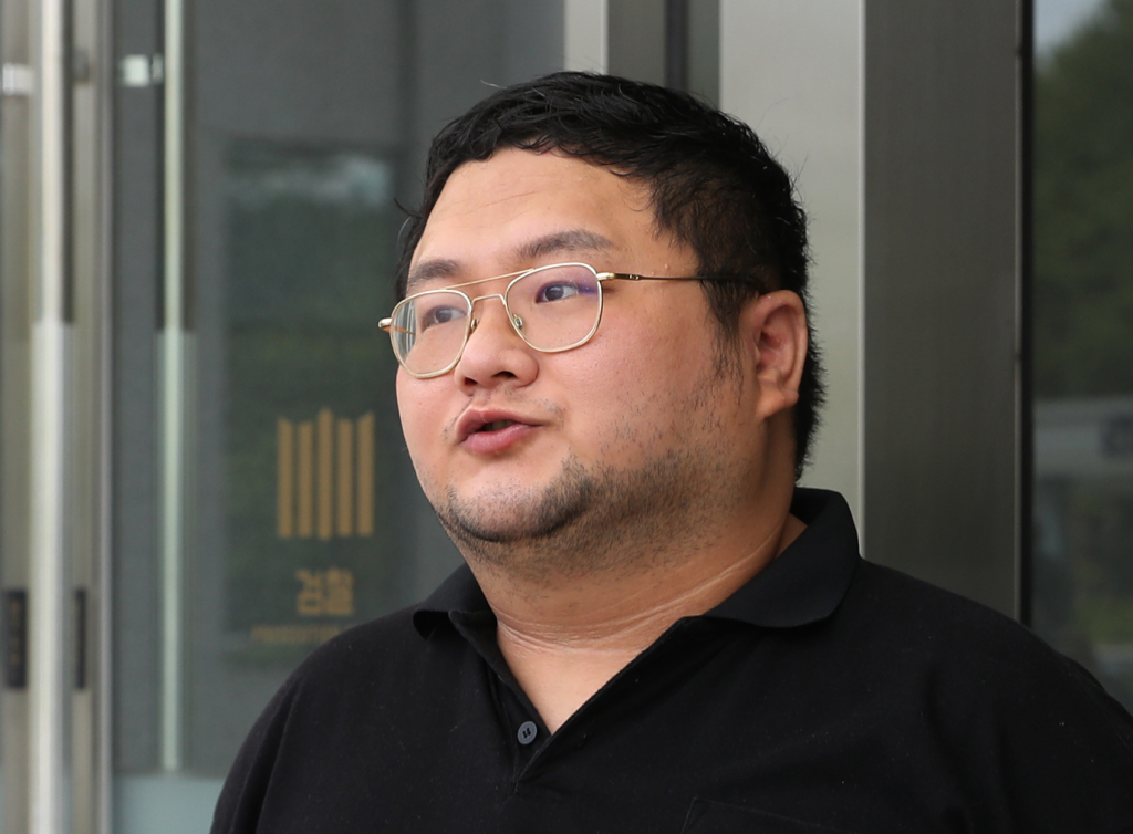 (수원=뉴스1) 김영운 기자 = 먹방 유튜버 '쯔양'(본명 박정원)을 협박해 돈을 갈취한 혐의를 받고 있는 유튜버 구제역(본명 이준희)이 26일 오전 경기 수원시 영통구 수원지방검찰청으로 구속 전 피의자심문(영장실질심사)을 받기 위해 출석하고 있다. 유튜버 구제역과 주작감별사는 지난해 2월 쯔양과 전 남자친구간 과거를 폭로하지 않는 조건으로 쯔양을 협박해 5500만 원을 받아 챙긴 혐의를 받고 있다. 2024.7.26/뉴스1 Copyright (C) 뉴스1. All rights reserved. 무단 전재 및 재배포, /사진=(수원=뉴스1) 김영운 기자