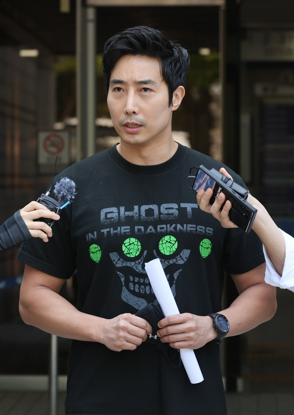 (서울=뉴스1) 박지혜 기자 = 오토바이 운전자를 치고도 구호 조치 없이 달아난 혐의와 러시아의 우크라이나 침공 전쟁에 참여한 혐의 등으로 재판에 넘겨진 이근 전 대위가 18일 오전 서울 서초구 서울중앙지법에서 열린 항소심 선고에 출석한 뒤 취재진 질문에 답하고 있다. 서울중앙지법 형사항소4-1부는 이날 특정범죄 가중처벌 등에 관한 법률 위반(도주치상) 등 혐의로 기소된 이 전 대위와 검찰의 항소를 기각했다. 1심은 이 전 대위의 혐의 모두를 유죄로 판단하고 징역 1년6개월에 집행유예 3년을 선고했다. 2024.6.18/뉴스1 /사진=(서울=뉴스1) 박지혜 기자