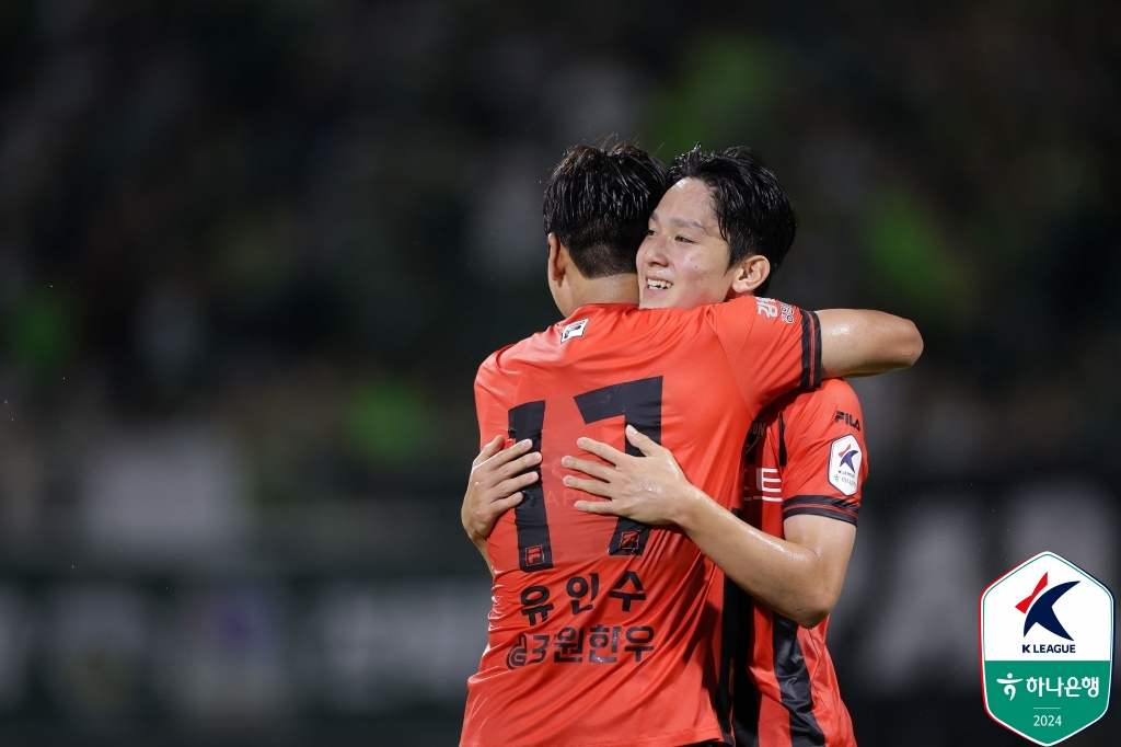 유인수(왼쪽)와 양민혁. /사진=한국프로축구연맹 제공
