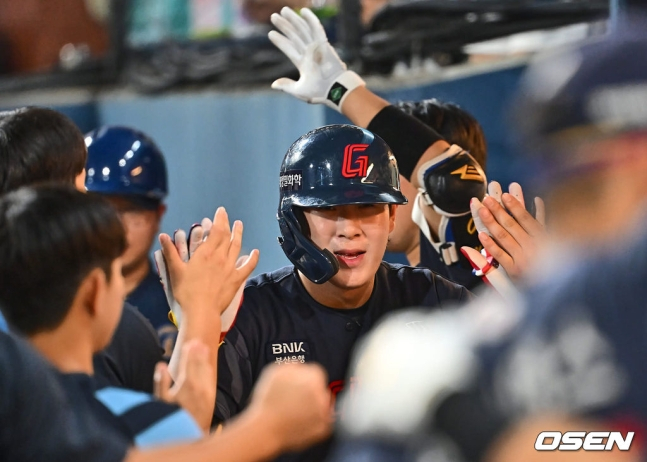 롯데 나승엽이 26일 창원 NC전에서 7회 초 솔로홈런을 기록하고 동료들의 축하를 받고 있다.