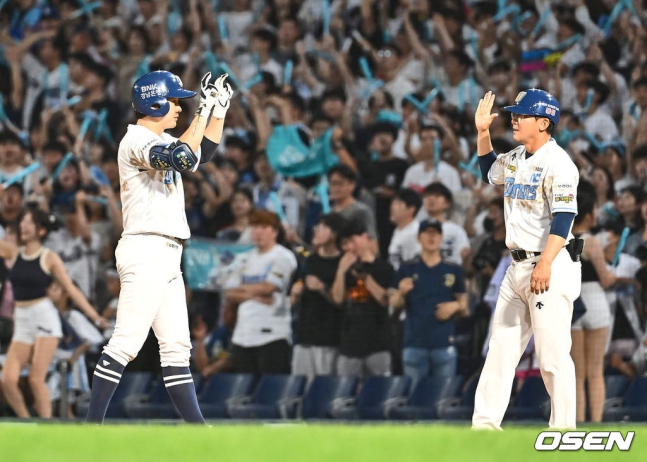 NC 박민우(왼쪽)가 26일 창원 롯데전에서 8회 말 1타점 적시타를 치고 기뻐하고 있다.