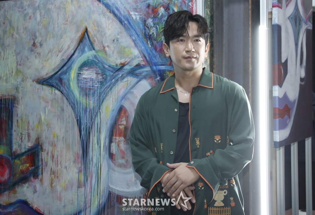 (서울=뉴스1) 권현진 기자 = 신화의 이민우가 3일 서울 용산구 프로세스 이태원에서 열린 아트테이너 '뻑:온앤오프' 특별전 간담회에 앞서 자신의 작품 앞에서 포즈를 취하고 있다. 2024.7.3/뉴스1 Copyright (C) 뉴스1. All rights reserved. 무단 전재 및 재배포, AI학습 이용 금지. /사진=(서울=뉴스1) 권현진 기자