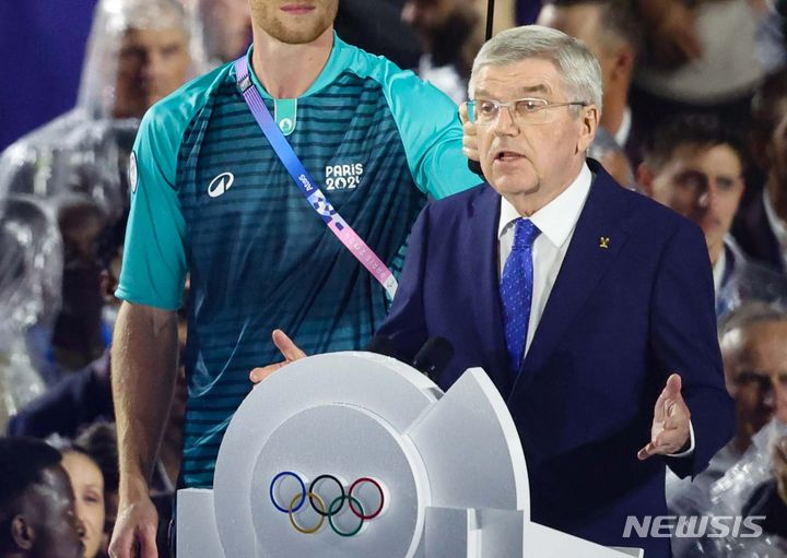 토마스 바흐 IOC 위원장이 지난 26일(현지시간) 프랑스 파리 트로카데로 광장에서 열린 2024 파리 올림픽 개회식에서 개회사를 하고 있다. /사진=뉴시스