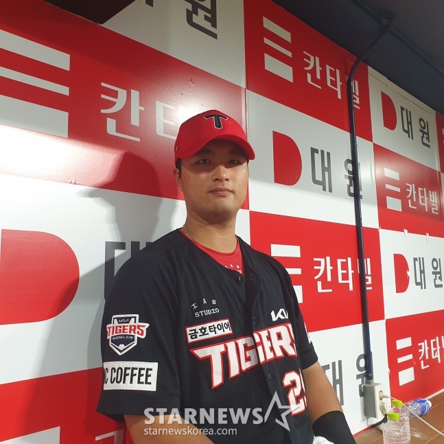 KIA 변우혁이 28일 고척 키움전 결승 홈런으로 승리를 이끈 뒤 인터뷰에 응하고 있다. /사진=김동윤 기자