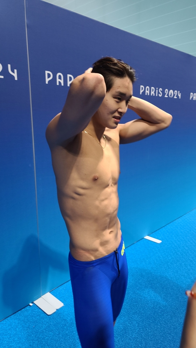 김우민이 28일(한국 시각) 프랑스 파리에 위치한 라 데팡스 아레나에서 열린 2024 파리 올림픽 수영 경영 남자 자유형 200m 예선을 마친 뒤 믹스트존에서 취재진과 인터뷰에 임하고 있다. /사진=김우종 기자