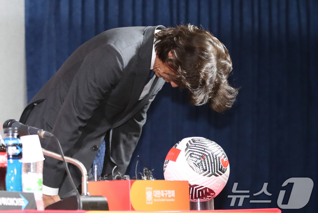 홍명보 대한민국 축구 국가대표팀 감독이 29일 오전 서울 종로구 신문로 축구회관에서 열린 취임 기자회견에서 고개를 숙이고 있다. /사진=뉴스1