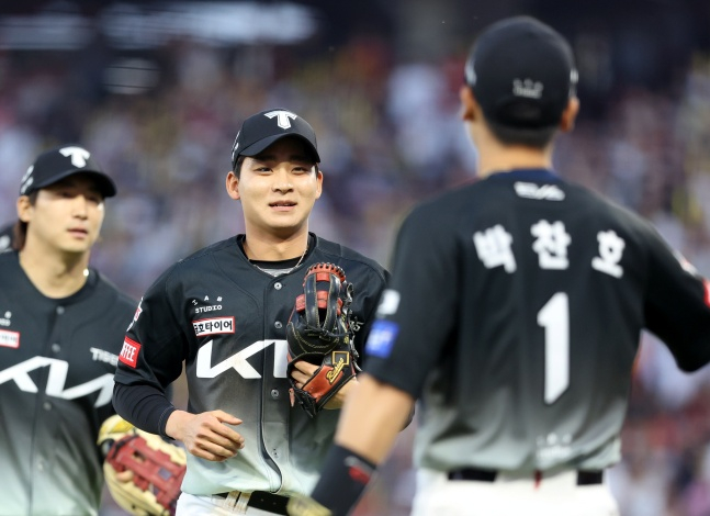 홍종표(가운데). /사진=KIA 타이거즈 제공