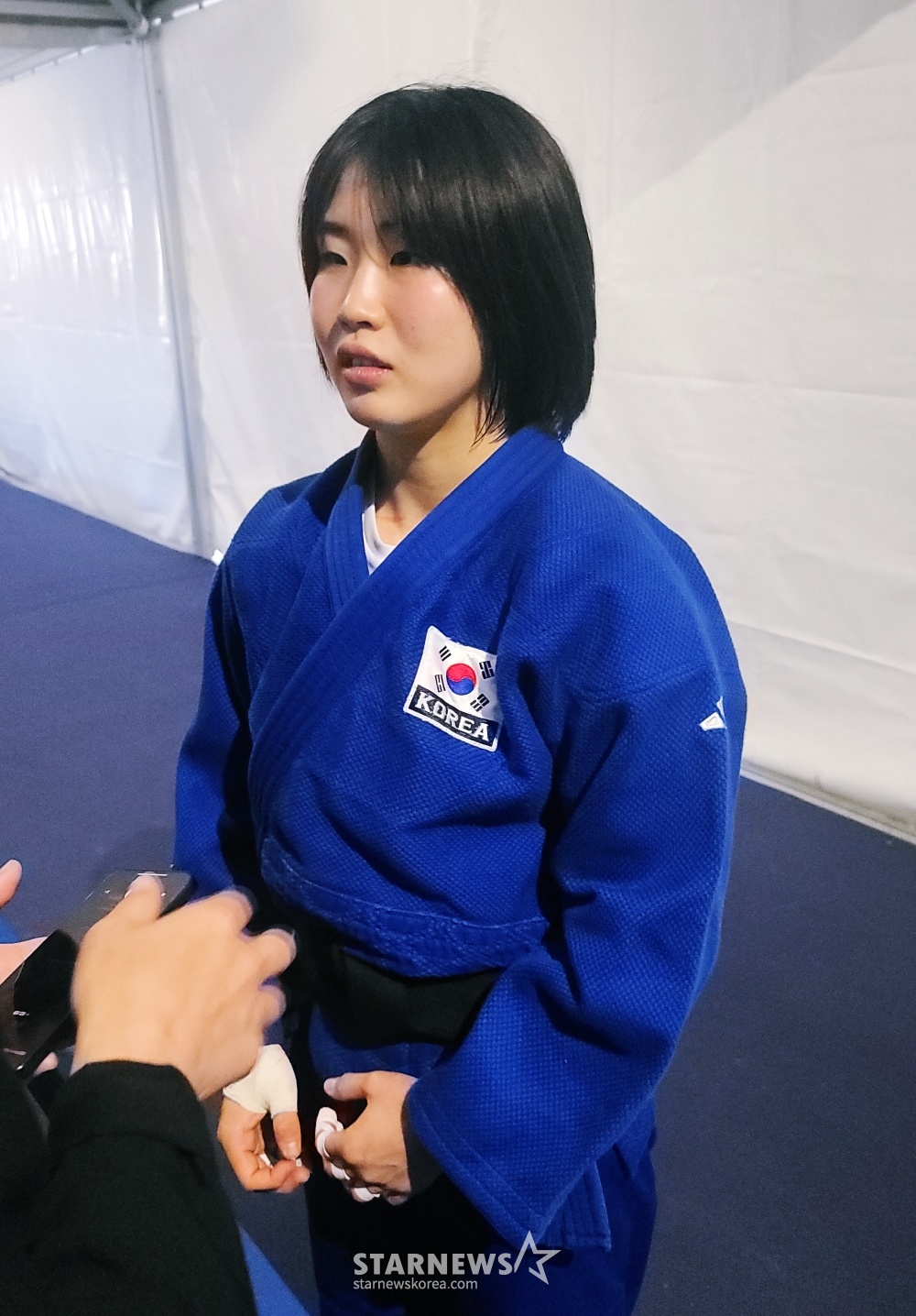 허미미가 30일(한국 시각) 오전 프랑스 파리에 위치한 샹 드 마르스 아레나에서 펼쳐진 2024 파리 올림픽 여자 유도 -57㎏급 결승전에서 은메달을 따낸 뒤 취재진과 믹스트존 인터뷰에 임하고 있다. /사진=김우종 기자