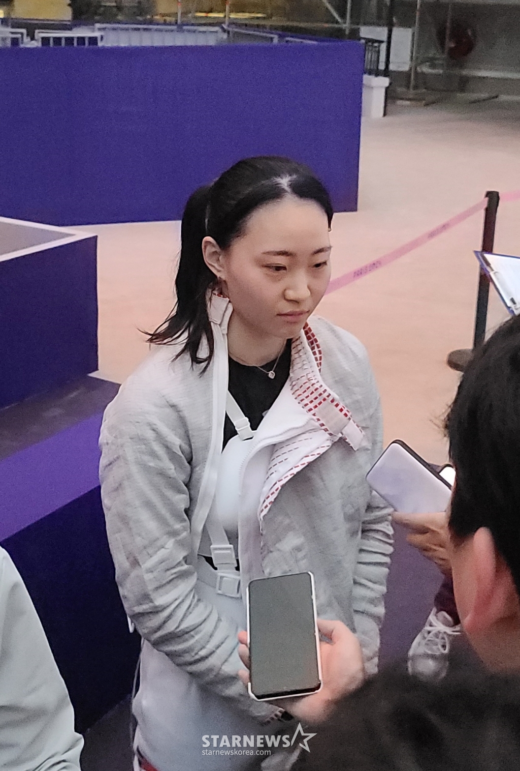 대한민국 펜싱 대표팀 최세빈이 30일(한국시간) 프랑스 파리 그랑 팔레에서 열린 2024 파리올림픽 여자 사브르 개인 동메달 결정전 우크라이나의 올가 카를란과의 경기에서 패배한 뒤 믹스트존 인터뷰에 임하고 있다. /사진=김우종 기자