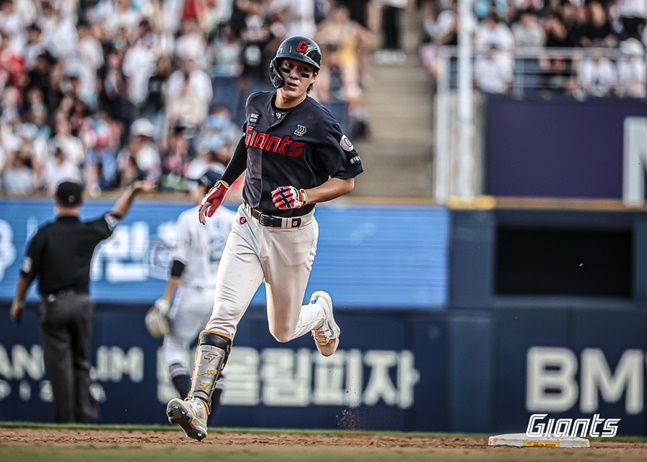 롯데 나승엽이 28일 창원 NC전에서 홈런을 기록한 후 그라운드를 돌고 있다. /사진=롯데 자이언츠 제공