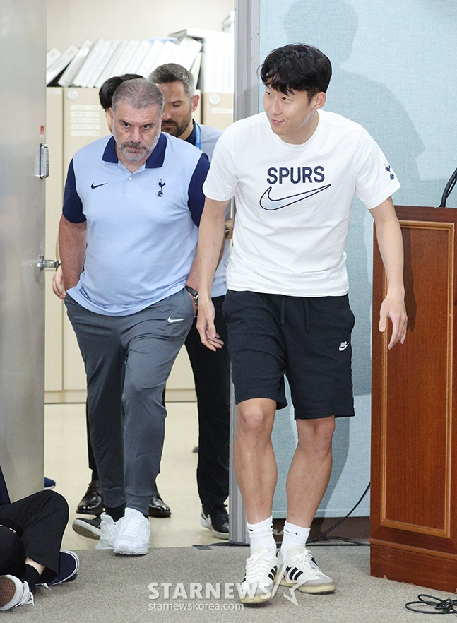 엔제 포스테코글루(왼쪽) 감독과 손흥민이 기자회견실에 들어서고 있다. /사진=김진경 대기자
