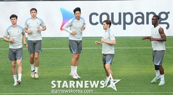 '2024 쿠팡플레이 시리즈' 토트넘 오픈 트레이닝이 30일 오후 서울월드컵경기장에서 열렸다. 손흥민이 토트넘(Tottenham Hotspur) 동료들과 훈련에 임하고 있다. /사진=김진경 대기자