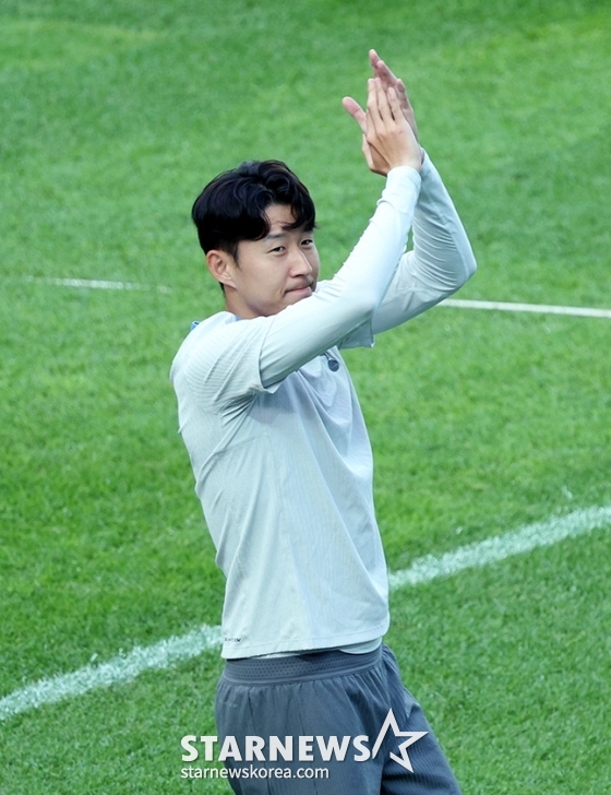 '2024 쿠팡플레이 시리즈' 토트넘 오픈 트레이닝이 30일 오후 서울월드컵경기장에서 열렸다. 토트넘(Tottenham Hotspur) 손흥민이 경기장에 들어서며 환호하는 팬들에 답례하고 있다. /사진=김진경 대기자