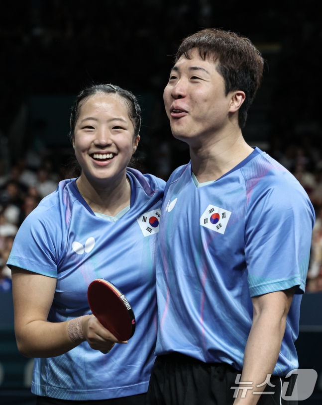 대한민국 탁구 대표팀 신유빈, 임종훈 선수가 30일(한국시간) 프랑스 파리 사우스 파리 아레나4에서 열린 '2024 파리올림픽' 탁구 혼합복식 홍콩과의 동메달 결정전 경기에서 동메달을 확정지은 후 기뻐하고 있다.