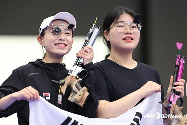 김예지(왼쪽)가 28일(한국시간) 프랑스 샤토루의 CNTS 사격장에서 열린 사격 여자 공기권총 10m 개인전 결선에서 은메달을 딴 후 금메달을 차지한 후배 오예진과 함께 태극기를 들고 있다. /AFPBBNews=뉴스1