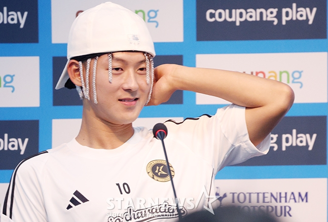 이승우가 지난 30일 오후 서울월드컵경기장 기자회견장에서 열린 토트넘과 팀 K리그의 '쿠팡플레이 시리즈' 1경기 사전 기자회견에서 물을 마시고 있다. /사진=김진경 대기자