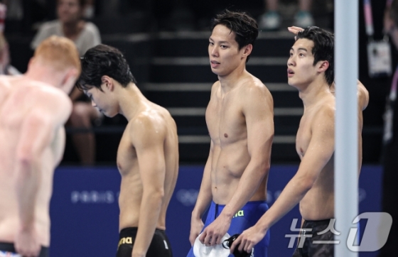 대한민국 수영대표팀 황선우, 양재훈, 이호준이 31일(한국시간) 프랑스 파리 라 데팡스 아레나에서 열린 남자 800m 계영 결선 경기를 최종 6위로 마무리 지은 후 경기장을 나서고 있다. /사진=뉴스1