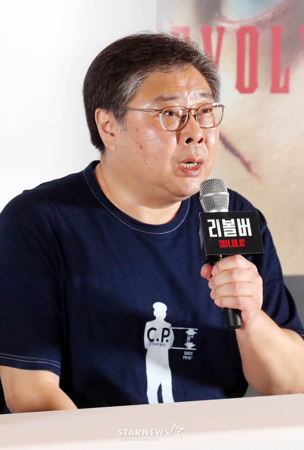 오승욱 감독이 31일 오후 서울 메가박스 코엑스에서 열린 영화 '리볼버' 언론시사회에 참석해 인사말을 하고 있다. 영화 '리볼버'는 모든 죄를 뒤집어쓰고 교도소에 들어갔던 전직 경찰 수영이 출소 후 오직 하나의 목적을 향해 직진하는 이야기로 오는 8월 7일 개봉 예정이다. /2024.07.31 /사진=임성균