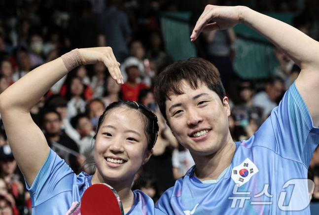 신유빈(왼쪽)과 임종훈이 30일(한국시간) 프랑스 파리 사우스 파리 아레나4에서 열린 '2024 파리올림픽' 탁구 혼합복식 홍콩과 동메달 결정전 경기에서 승리한 후 하트 세리머니를 하고 있다. /사진=뉴스1 제공