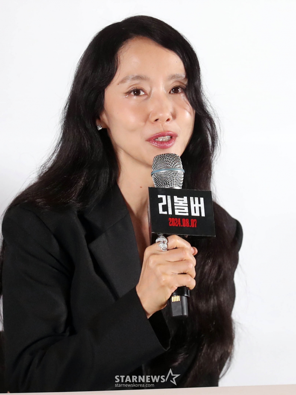 배우 전도연이 31일 오후 서울 메가박스 코엑스에서 열린 영화 '리볼버' 언론시사회에 참석해 인사말을 하고 있다. 영화 '리볼버'는 모든 죄를 뒤집어쓰고 교도소에 들어갔던 전직 경찰 수영이 출소 후 오직 하나의 목적을 향해 직진하는 이야기로 오는 8월 7일 개봉 예정이다. /2024.07.31 /사진=임성균