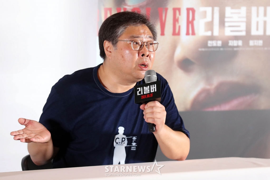 오승욱 감독이 31일 오후 서울 메가박스 코엑스에서 열린 영화 '리볼버' 언론시사회에 참석해 취재진의 질문에 답하고 있다. 영화 '리볼버'는 모든 죄를 뒤집어쓰고 교도소에 들어갔던 전직 경찰 수영이 출소 후 오직 하나의 목적을 향해 직진하는 이야기로 오는 8월 7일 개봉 예정이다. /2024.07.31 /사진=임성균