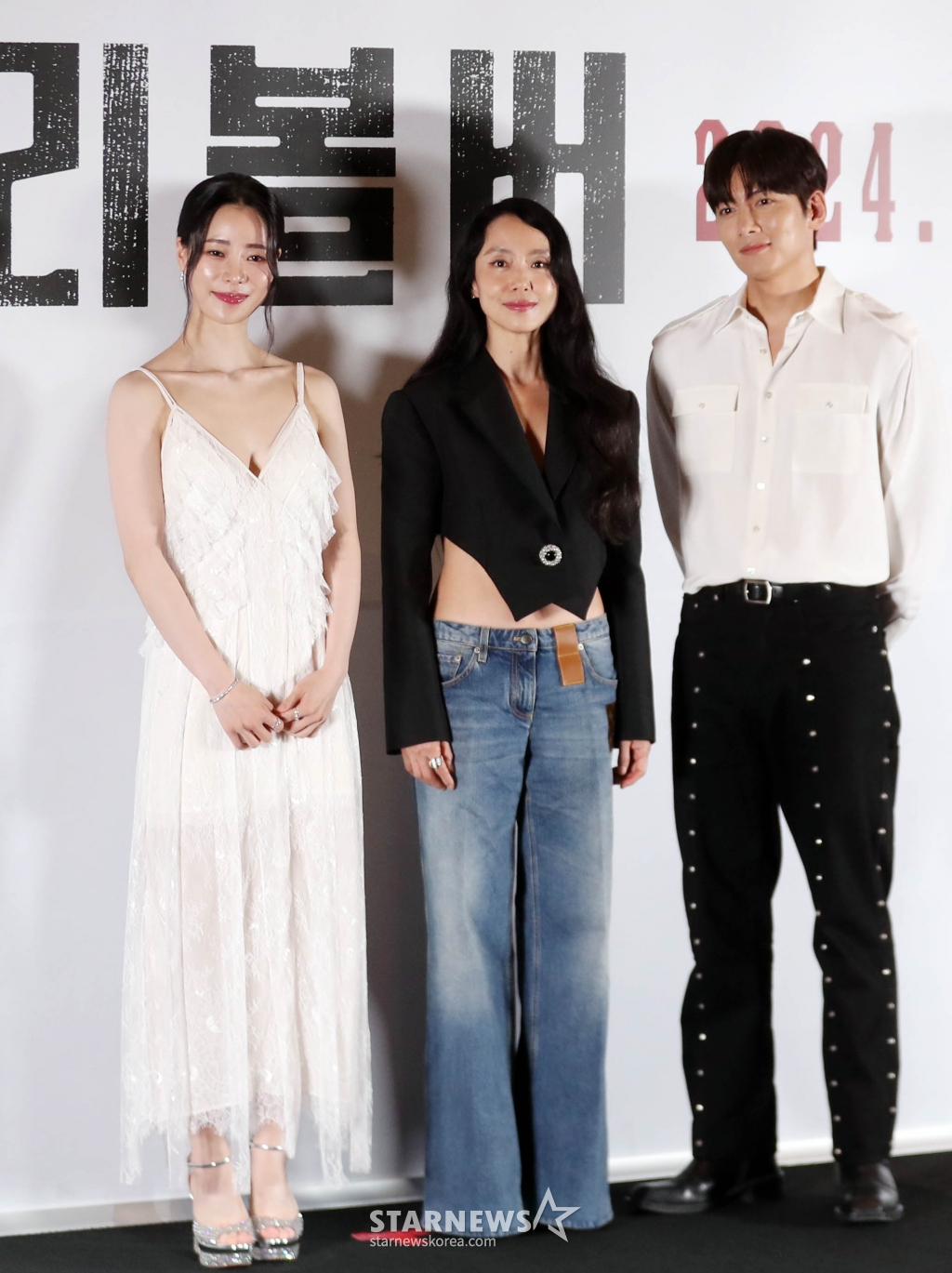 배우 임지연과 전도연, 치창욱이 31일 오후 서울 메가박스 코엑스에서 열린 영화 '리볼버' 언론시사회에 참석해 포즈를 취하고 있다. 영화 '리볼버'는 모든 죄를 뒤집어쓰고 교도소에 들어갔던 전직 경찰 수영이 출소 후 오직 하나의 목적을 향해 직진하는 이야기로 오는 8월 7일 개봉 예정이다. /2024.07.31 /사진=임성균