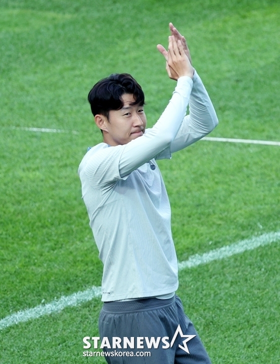 '2024 쿠팡플레이 시리즈' 토트넘 오픈 트레이닝이 30일 오후 서울월드컵경기장에서 열렸다. 토트넘(Tottenham Hotspur) 손흥민이 경기장에 들어서며 환호하는 팬들에 답례하고 있다. /사진=김진경 대기자