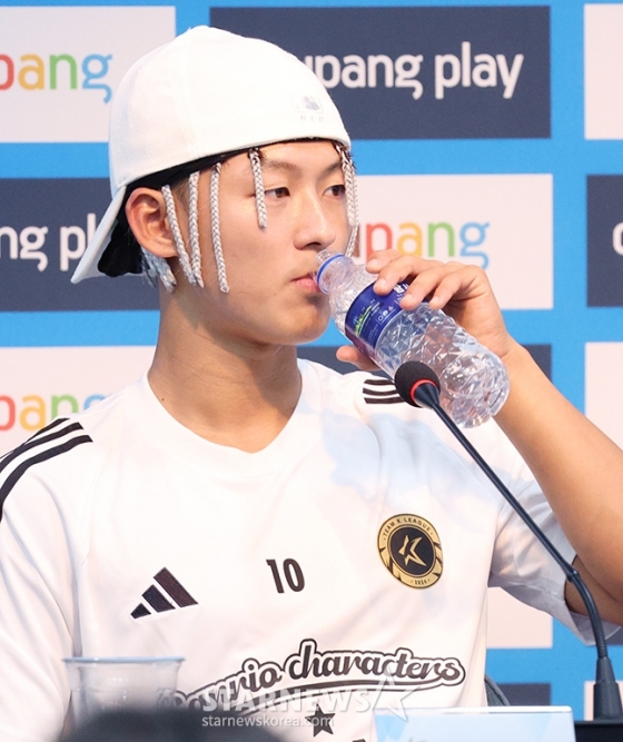 이승우가 30일 오후 서울월드컵경기장 기자회견장에서 열린 토트넘과 팀 K리그의 '쿠팡플레이 시리즈' 1경기 사전 기자회견에서 물을 마시고 있다. /사진=김진경 대기자