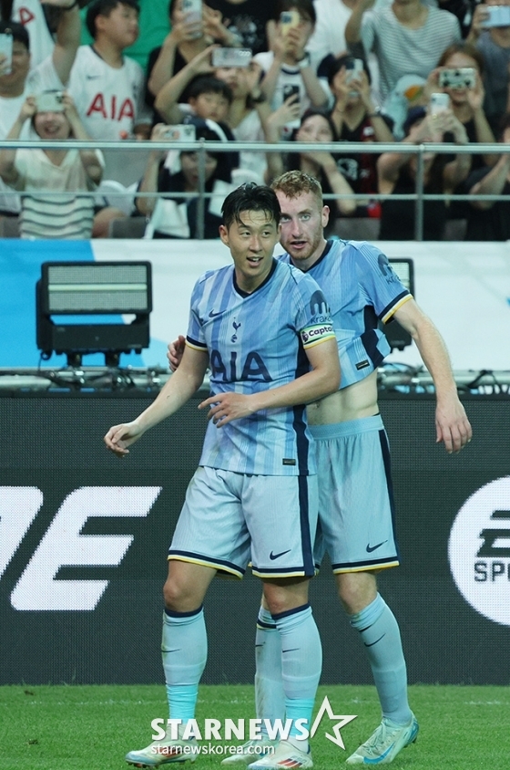 '2024 쿠팡플레이 시리즈' 팀 K리그 대 토트넘 홋스퍼(Tottenham Hotspur) 경기가 31일 오후 서울월드컵경기장에서 열렸다. 토트넘 손흥민이 두 번째 골을 터뜨린 후 동료들과 기뻐하고 있다. /사진=김진경 대기자