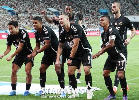 '2024 쿠팡플레이 시리즈' 팀 K리그 대 토트넘 홋스퍼(Tottenham Hotspur) 경기가 31일 오후 서울월드컵경기장에서 열렸다. 팀 K리그 일류첸코가 후반전에 첫 골을 터뜨린 후 동료들과 세리머니를 선보이고 있다. /사진=김진경 대기자