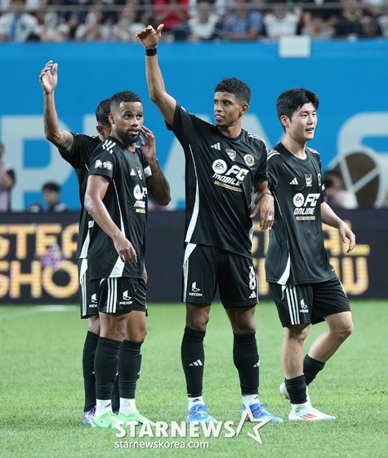 '2024 쿠팡플레이 시리즈' 팀 K리그 대 토트넘 홋스퍼(Tottenham Hotspur) 경기가 31일 오후 서울월드컵경기장에서 열렸다. 팀 K리그 오베르단이 세 번째 골을 터뜨린 후 동료들과 기뻐하고 있다. /사진=김진경 대기자