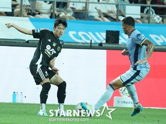 '2024 쿠팡플레이 시리즈' 팀 K리그 대 토트넘 홋스퍼(Tottenham Hotspur) 경기가 31일 오후 서울월드컵경기장에서 열렸다. 팀 K리그 양민혁이 토트넘 페드로와 볼다툼을 하고 있다. /사진=김진경 대기자