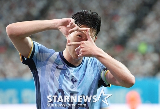 '2024 쿠팡플레이 시리즈' 팀 K리그 대 토트넘 홋스퍼(Tottenham Hotspur) 경기가 31일 오후 서울월드컵경기장에서 열렸다. 토트넘 손흥민이 세 번째 골을 터뜨린 후 세리머니를 선보이고 있다. /사진=김진경 대기자
