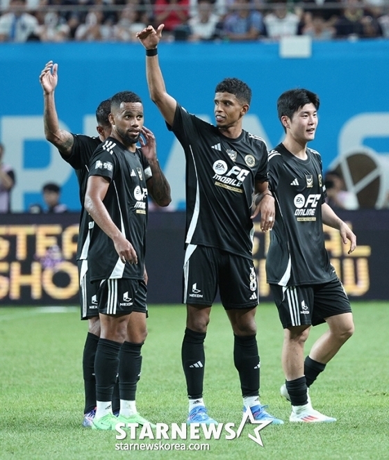 '2024 쿠팡플레이 시리즈' 팀 K리그 대 토트넘 홋스퍼(Tottenham Hotspur) 경기가 31일 오후 서울월드컵경기장에서 열렸다. 팀 K리그 오베르단이 세 번째 골을 터뜨린 후 동료들과 기뻐하고 있다. /사진=김진경 대기자
