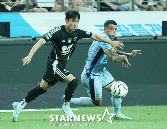 '2024 쿠팡플레이 시리즈' 팀 K리그 대 토트넘 홋스퍼(Tottenham Hotspur) 경기가 31일 오후 서울월드컵경기장에서 열렸다. 팀 K리그 양민혁이 토트넘 패드로 포로와 볼다툼을 벌이고 있다. /사진=김진경 대기자