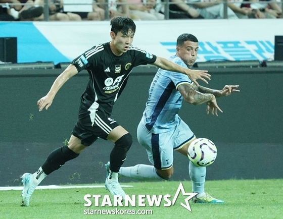 '2024 쿠팡플레이 시리즈' 팀 K리그 대 토트넘 홋스퍼(Tottenham Hotspur) 경기가 31일 오후 서울월드컵경기장에서 열렸다. 팀 K리그 양민혁이 토트넘 패드로 포로와 볼다툼을 벌이고 있다. /사진=김진경 대기자