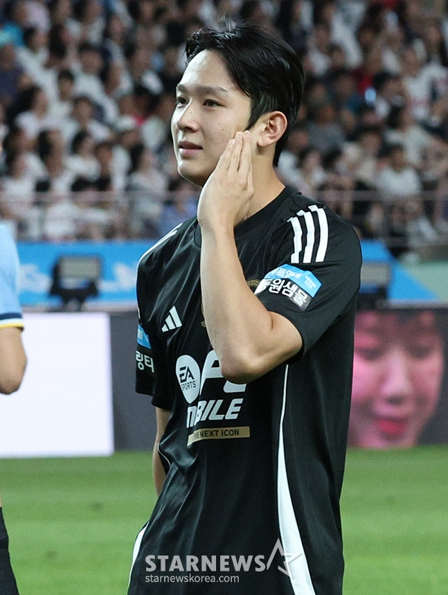양민혁이 지난 7월 31일 서울월드컵경기장에서 열린 토트넘 대 팀 K리그의 '쿠팡플레이 시리즈' 경기 후 토트넘 선수들과 인사를 나누고 있다. /사진=김진경 대기자