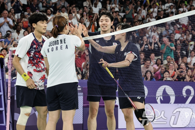 대한민국 배드민턴 대표팀 김원호, 정나은이 2일(한국시간) 프랑스 파리 라 샤펠 아레나에서 열린 배드민턴 혼합복식 준결승 대한민국 서승재, 채유정과의 경기에서 승리한 후 인사하고 있다.