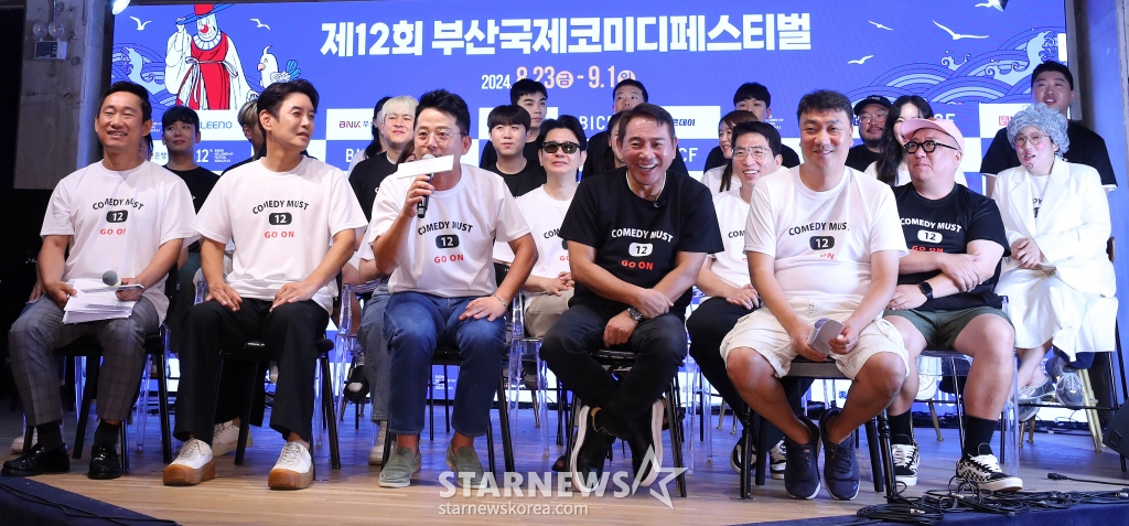 [서울=뉴시스] 김혜진 기자 = 코미디언 김준호(앞줄 왼쪽에서 세번째)을 비롯한 개그맨들이 2일 오후 서울 종로구 낙원상가에서 열린 제12회 부산국제코미디페스티벌(BICF) 공식 기자회견에서 인사말을 하고 있다.  제12회 부산코미디페스티벌은 23일 개막식을 시작으로 9월 1일까지 10일에 걸쳐 부산 전역에서 진행된다. 2024.08.02. jini@newsis.com /사진=김혜진