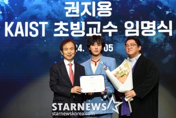 (서울=뉴스1) = 가수 지드래곤(본명 권지용·가운데)이 5일 대전 유성구 카이스트 본원 류근철 스포츠 컴플렉스에서 이광형 총장(왼쪽)으로부터 기계공학과 초빙교수 임명장을 받은 후 기념촬영을 하고 있다. 지드래곤의 초빙교수 임용 기간은 4일부터 2026년 6월까지 2년이다. 아울러 카이스트 글로벌 앰배서더로도 임명되어 카이스트의 해외 홍보 강화를 도울 예정이다. (카이스트 제공) 2024.6.5/뉴스1 Copyright (C) 뉴스1. All rights reserved. 무단 전재 및 재배포, AI학습 이용 금지. /사진=(서울=뉴스1)