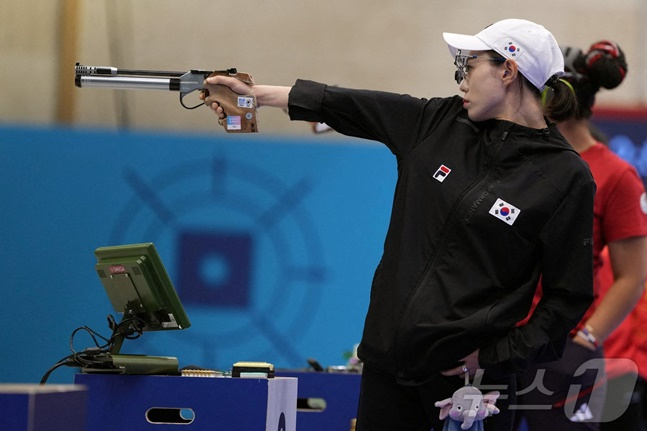 지난달 28일 사격 25m 여자 공기권총에서 자세를 취하고 있는 김예지. /사진=뉴스1
