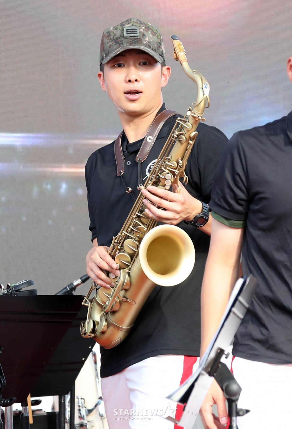 군 복무 중인 그룹 방탄소년단(BTS) RM(김남준)이 2일 오후 강원도 화천군 '2024 화천토마토 축제' 현장에서 15사단 군악대 일원으로 무대 리허설을 준비하고 있다. 2024.08.02 /사진=임성균