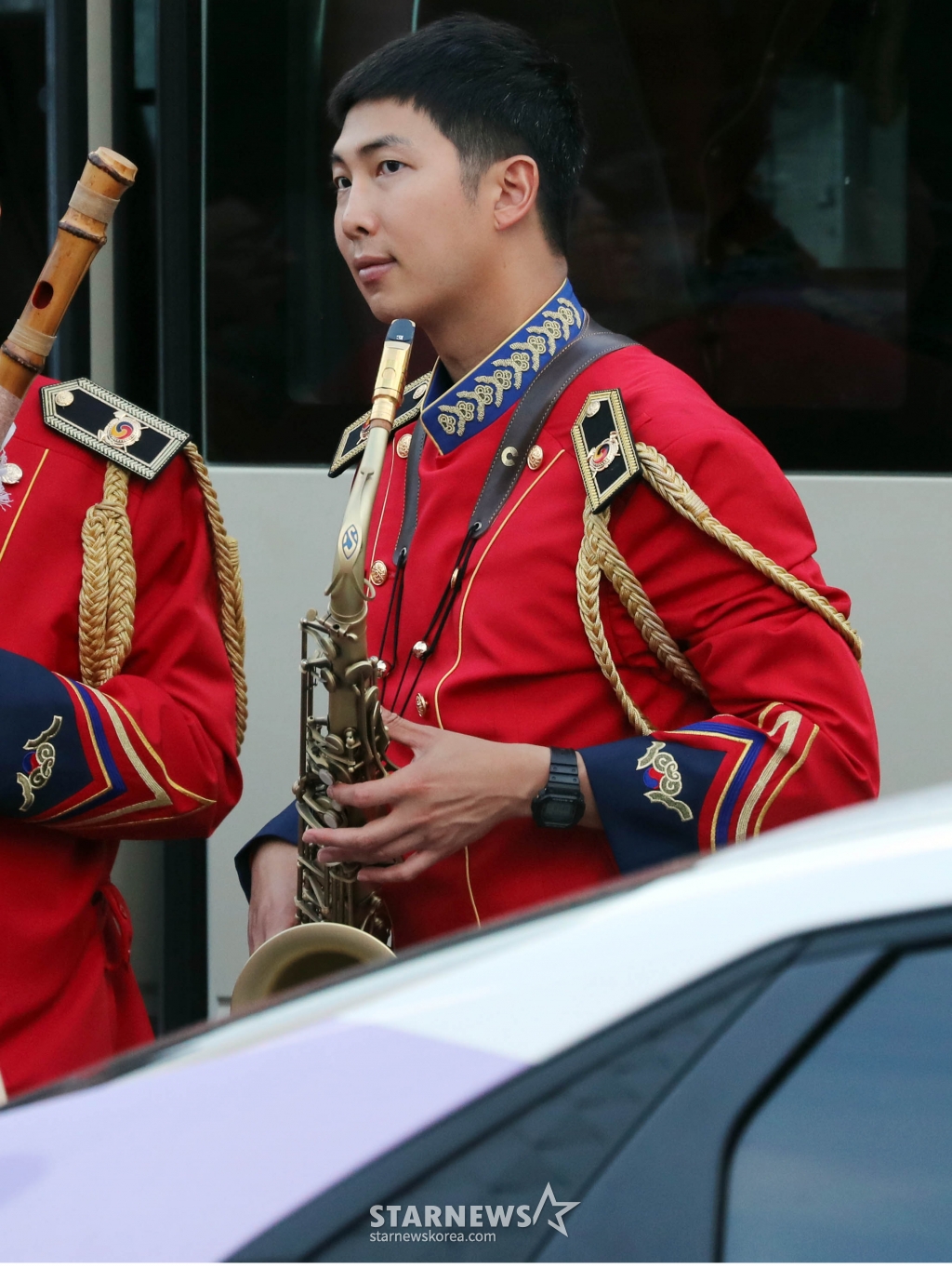 군 복무 중인 그룹 방탄소년단(BTS) RM(김남준)이 2일 오후 강원도 화천군 '2024 화천토마토 축제' 현장에서 15사단 군악대 일원으로 무대를 준비하고 있다. 2024.08.02 /사진=임성균