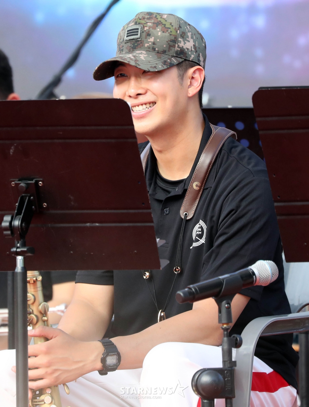 군 복무 중인 그룹 방탄소년단(BTS) RM(김남준)이 2일 오후 강원도 화천군 '2024 화천토마토 축제' 현장에서 15사단 군악대 일원으로 무대 리허설을 준비하고 있다. 2024.08.02 /사진=임성균