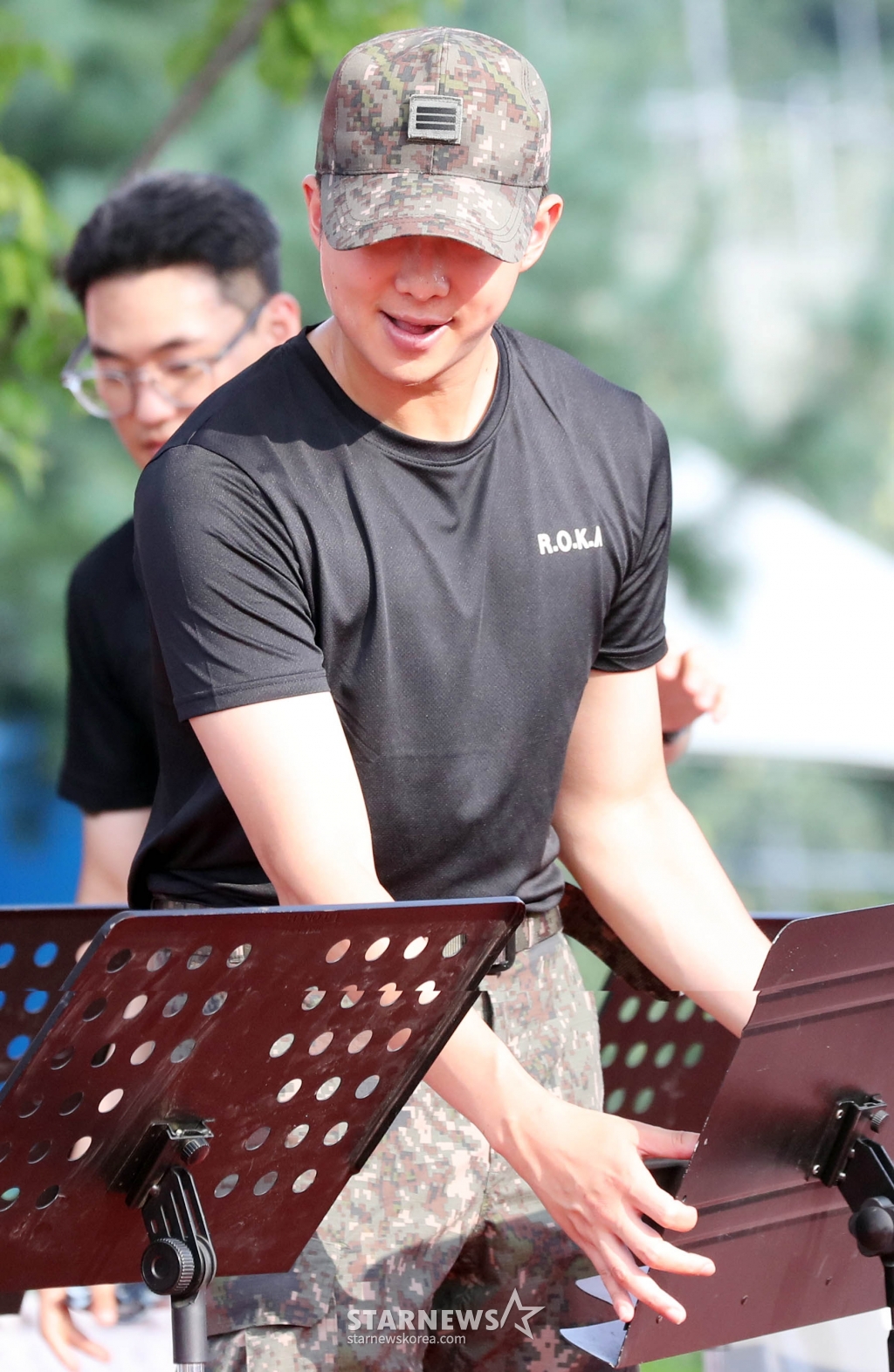 군 복무 중인 그룹 방탄소년단(BTS) RM(김남준)이 2일 오후 강원도 화천군 '2024 화천토마토 축제' 현장에서 15사단 군악대 일원으로 무대 리허설을 준비하고 있다. 2024.08.02 /사진=임성균