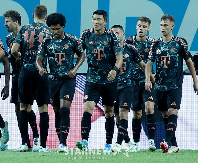 '2024 쿠팡플레이 시리즈' 토트넘 홋스퍼(Tottenham Hotspur) 대 바이에른 뮌헨(Bayern Munich) 경기가 3일 오후 서울월드컵경기장에서 열렸다. 뮌헨 신예 가브리엘 비도비치가 첫 골을 터뜨린 후 동료들과 기쁨을 나누고 있다. /사진=김진경 대기자.